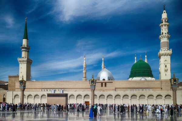 A Useful Guide to Choosing the Best Easter Umrah Package 2026